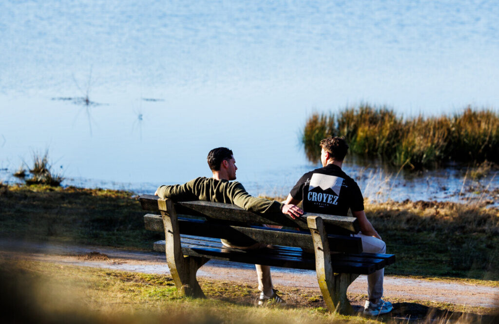 Dirk & Thijs ondernemend en onspannend op een bank. Fysio gemert, fysiotherapie gemert, manuele therapie gemert, leefstijl gemert, holistisch gemert, ademhalingstherapie gemert, sportklachten gemert, knie probleem gemert, chornische klachten, flow , blessure gemert, Dirk van der vrande, Thijs van Pol, Dith. gemert, Dith. Lifestyle en recovery lab gemert
